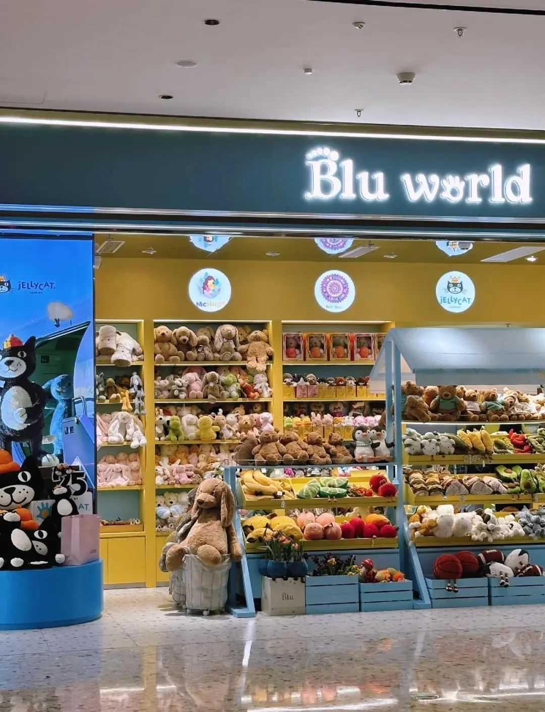 Labubu劲敌出现?如何用“官方娃衣”打开百亿级市场